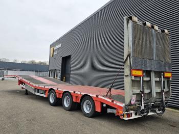 3 x steering axle / hydraulic ramp / hydraulic bed
